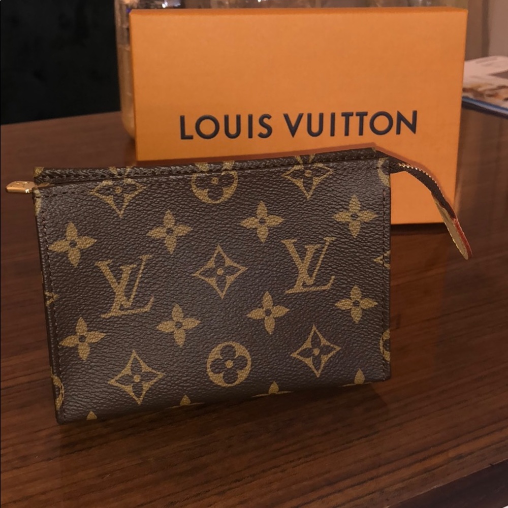 LV TOILETRY POUCH 15